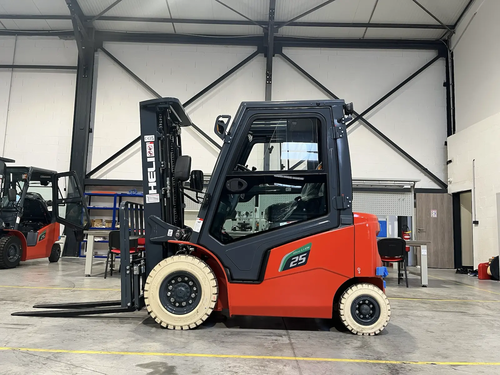 Heli G2 / 1.5-3.8t Electric Forklift - Image 2