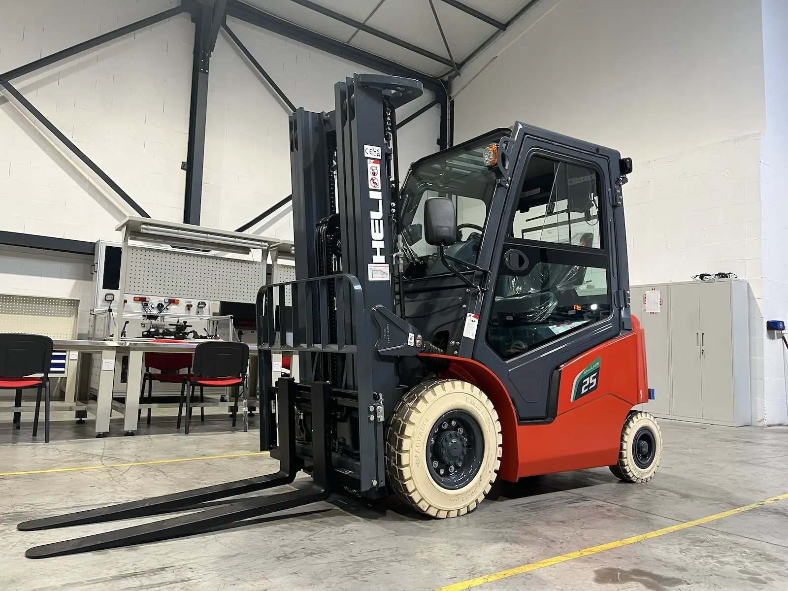 Heli G2 / 1.5-3.8t Electric Forklift - Image 3